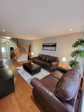 Cozy 3 bedroom town house 20 min from Ottawa down town and airport